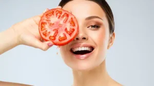 Skin Care With Tomato | चेहऱ्याची काळजी घेण्यासाठी टोमॅटोसोबत 'या' गोष्टींचा करा वापर