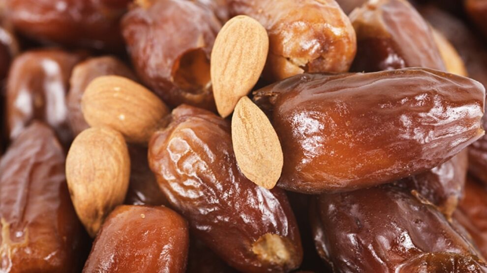 Dates and Almonds | खजूर आणि बदामाचे सेवन केल्याने आरोग्याला मिळतात 'हे' फायदे