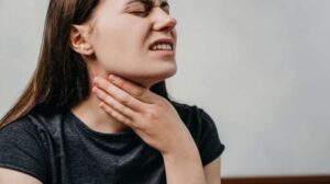 Dry Throat | घसा पुन्हा-पुन्हा कोरडा होत असेल तर करून बघ 'हे' घरगुती उपाय