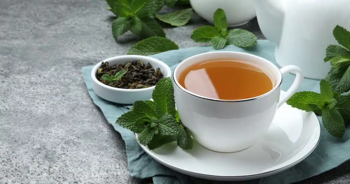 Turmeric & Mint Tea | हळद आणि पुदिन्याचा हर्बल चहा प्यायल्याने आरोग्याला मिळतात 'हे' अनोखे फायदे