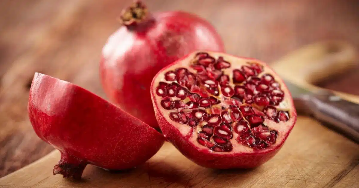 Pomegranate Benefits | डाळिंबाचे सेवन केल्याने महिलांना मिळू शकतात 'हे' फायदे