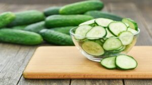 Cucumber Benefits | त्वचा निरोगी राहण्यापासून ते वजन नियंत्रणात राहण्यापर्यंत 'हे' आहे रिकाम्या पोटी काकडी खाण्याचे फायदे