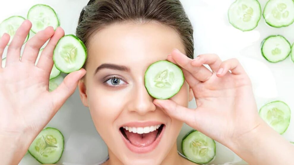 Cucumber Benefits | त्वचा दीर्घकाळ तरुण राहण्यासोबतच काकडी खाल्ल्याने त्वचेला मिळतात 'हे' अनोखे फायदे