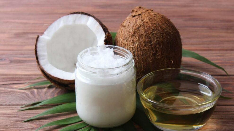 Coconut Oil | केस काळे आणि निरोगी ठेवण्यासाठी खोबरेल तेलासोबत वापरा 'या' गोष्टी
