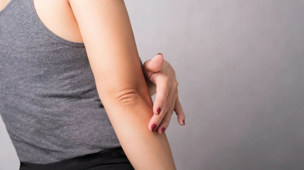 Dark Elbow | हाताच्या कोपऱ्याचा काळेपणा दूर करण्यासाठी वापरा 'या' आयुर्वेदिक पद्धती